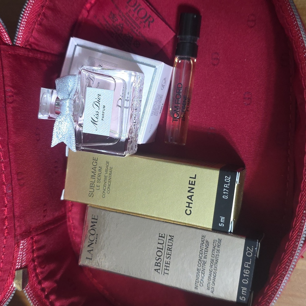 Dior Vibrant Red Cosmetic Case & Dior Box With Samples - Picture 9 of 9
